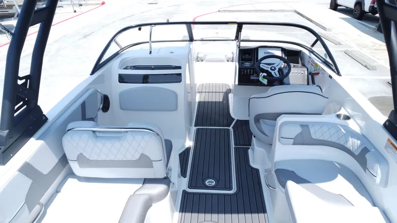 Slide: The Image of Bayliner VR6 2025 - 22