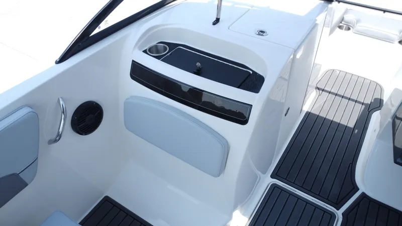 Slide: The Image of Bayliner VR6 2025 - 24