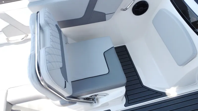 Slide: The Image of Bayliner VR6 2025 - 25