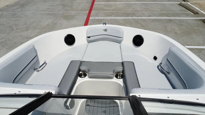 Slide: The Image of Bayliner VR6 2025 - 26