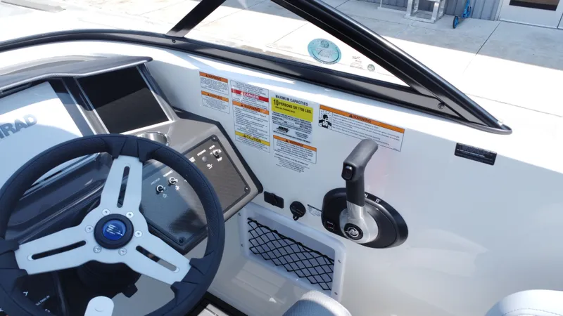 Slide: The Image of Bayliner VR6 2025 - 28