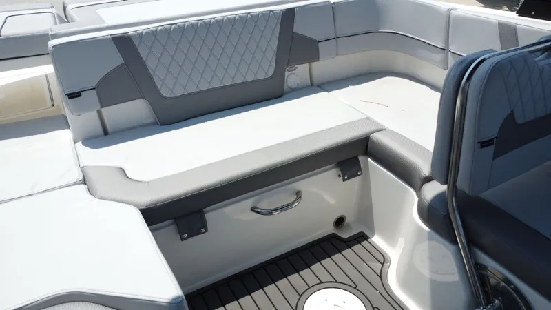 Slide: The Image of Bayliner VR6 2025 - 29