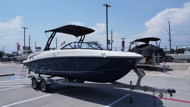 Slide: The Image of Bayliner VR6 2025 - 6