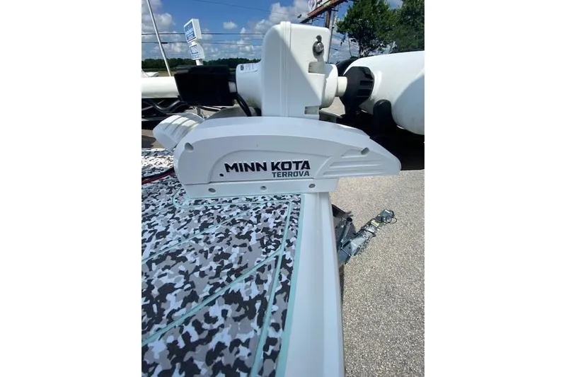 Slide: The Image of Minn Kota Terrova motor on 2024 Sea Hunt BX 25 FS boat, camo deck pattern. - 24