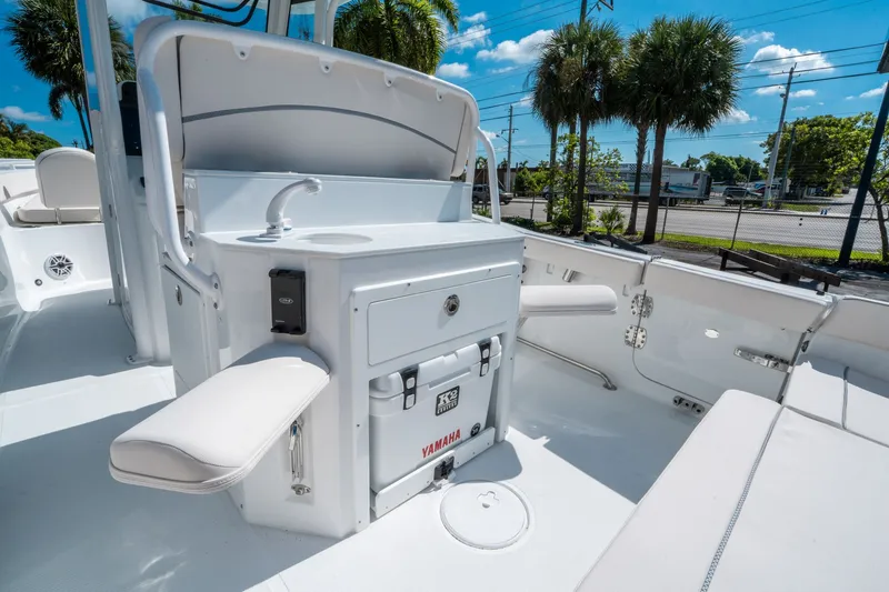 Slide: The Image of Sea Hunt Ultra 265 SE 2026 - 14