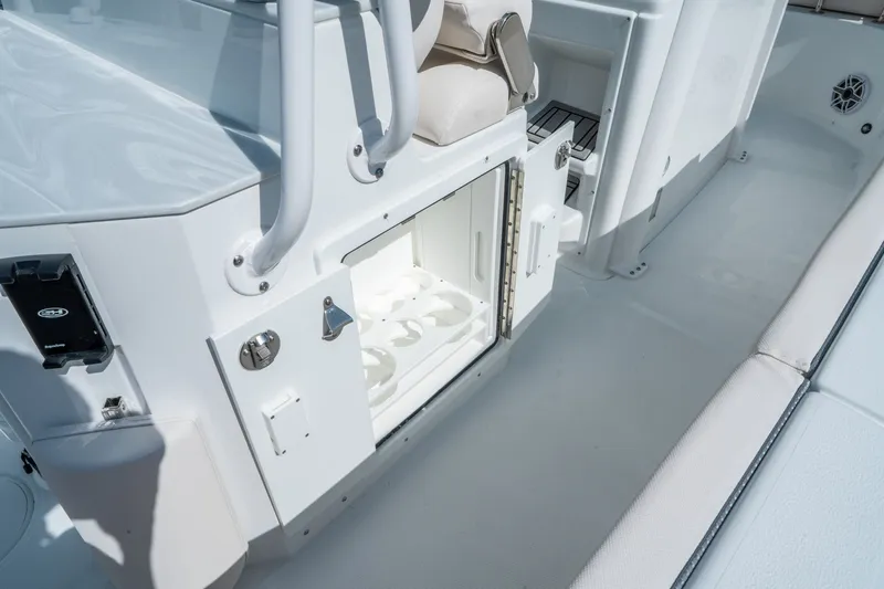 Slide: The Image of Sea Hunt Ultra 265 SE 2026 - 17