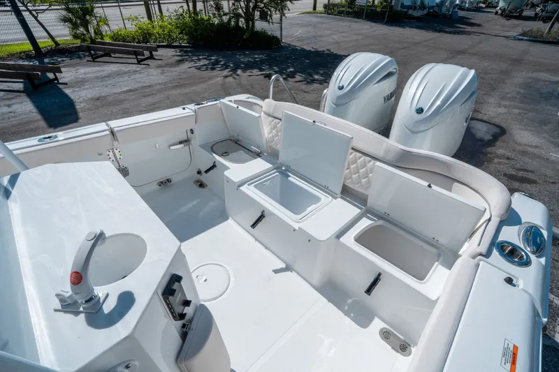Slide: The Image of Sea Hunt Ultra 265 SE 2026 - 12