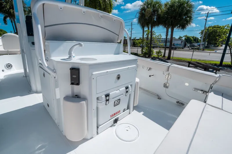 Slide: The Image of Sea Hunt Ultra 265 SE 2026 - 13