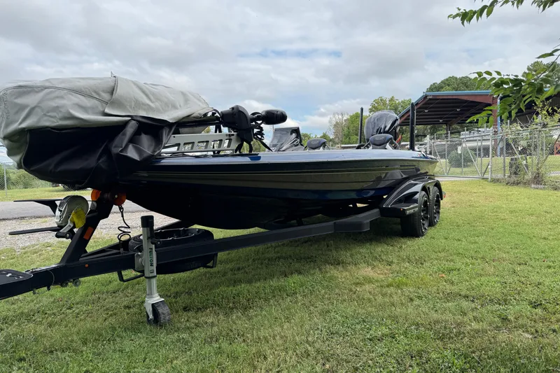 Slide: The Image of 2021 Skeeter FXR21 Apex boat interior with dual seats and Humminbird electronics. - 4