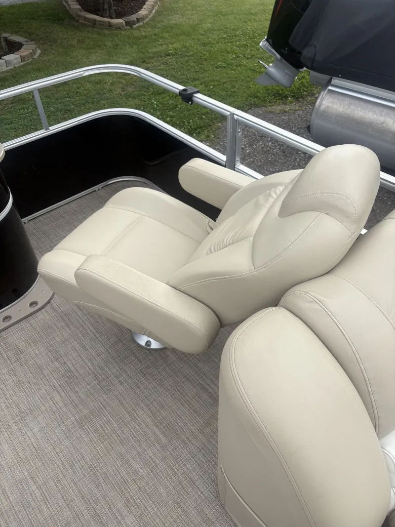 Slide: The Image of SunChaser Classic Fish 8522 DLX 2017 - 11