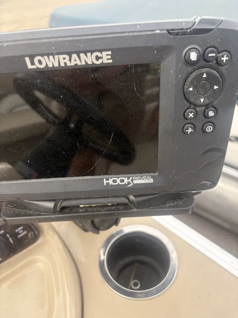 Slide: The Image of SunChaser Classic Fish 8522 DLX 2017 - 12