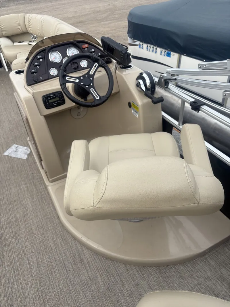 Slide: The Image of SunChaser Classic Fish 8522 DLX 2017 - 13