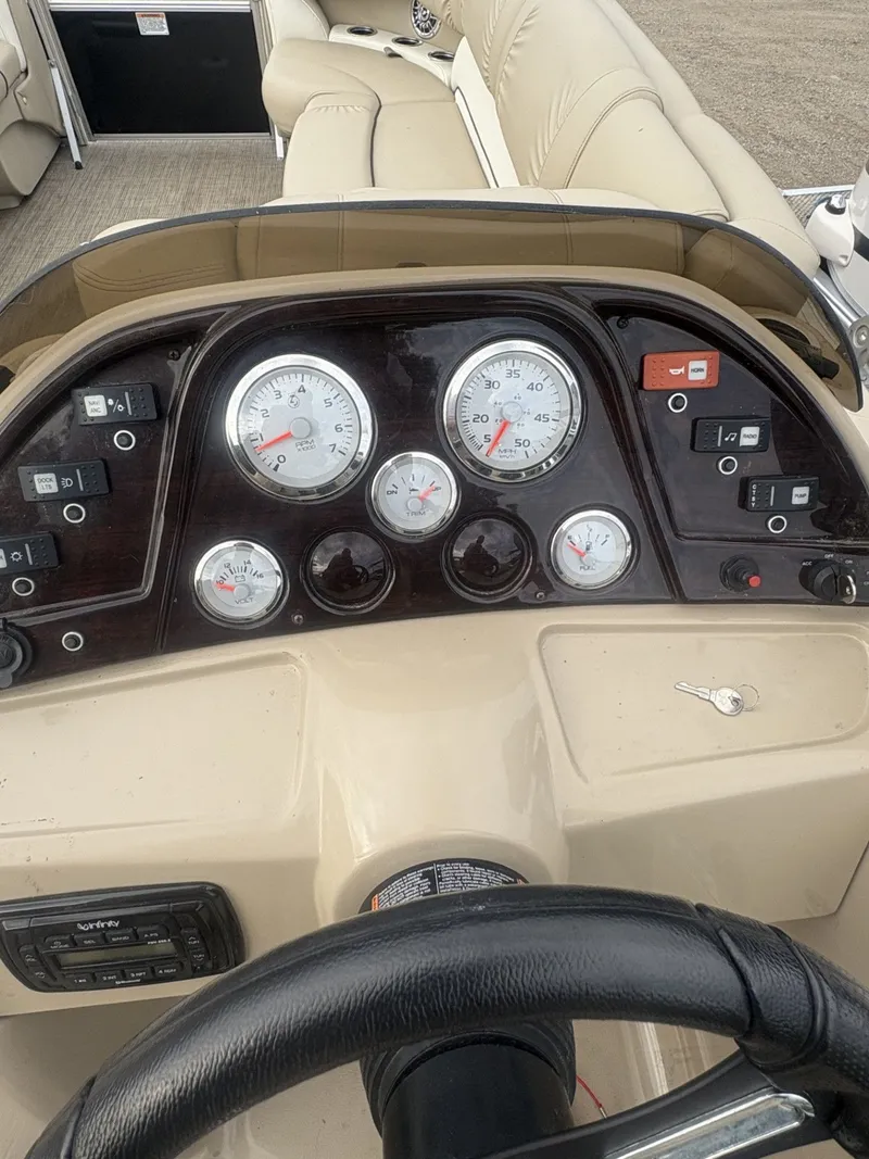 Slide: The Image of SunChaser Classic Fish 8522 DLX 2017 - 14