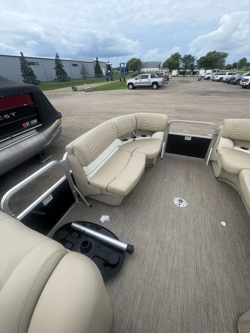 Slide: The Image of SunChaser Classic Fish 8522 DLX 2017 - 15