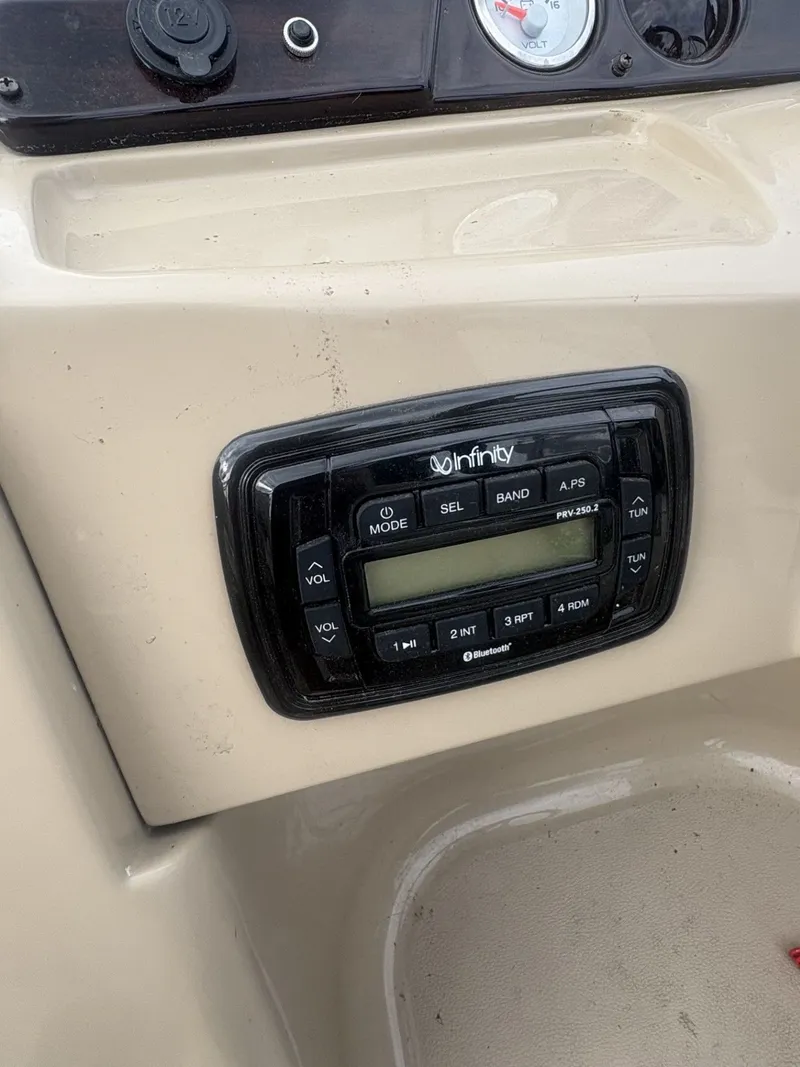 Slide: The Image of SunChaser Classic Fish 8522 DLX 2017 - 16