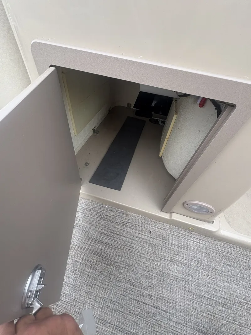 Slide: The Image of SunChaser Classic Fish 8522 DLX 2017 - 17