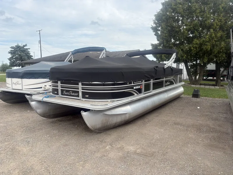 Slide: The Image of SunChaser Classic Fish 8522 DLX 2017 - 2