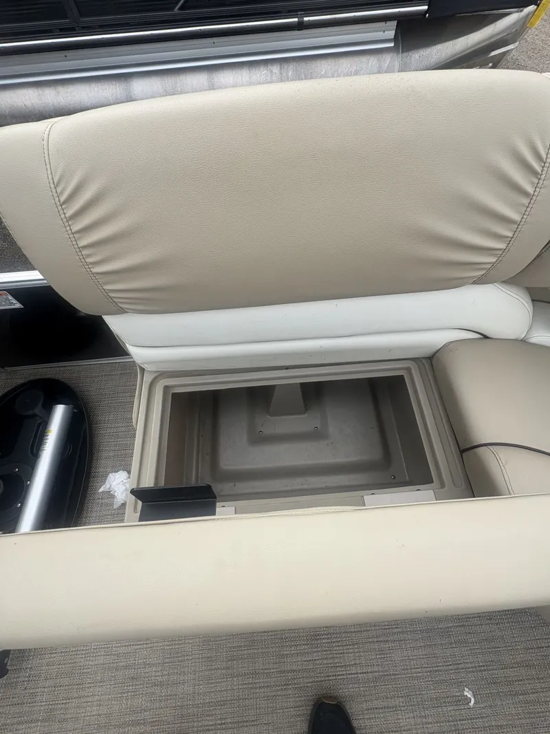 Slide: The Image of SunChaser Classic Fish 8522 DLX 2017 - 21