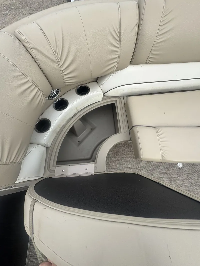 Slide: The Image of SunChaser Classic Fish 8522 DLX 2017 - 22