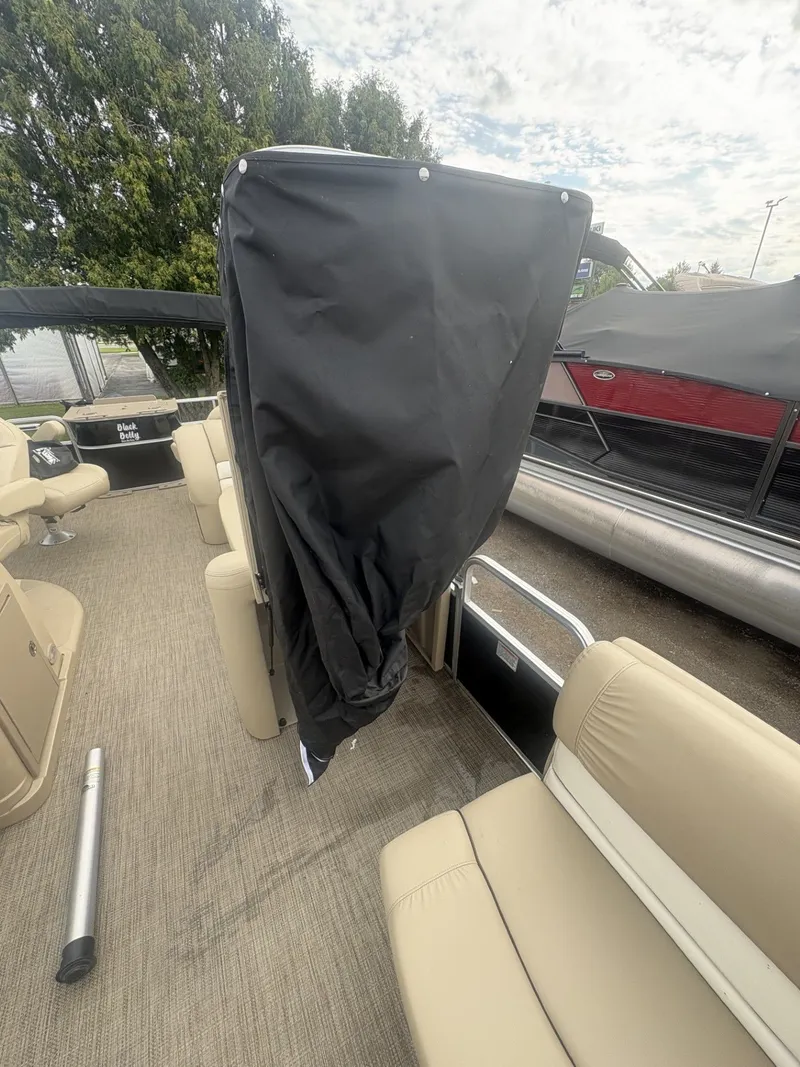 Slide: The Image of SunChaser Classic Fish 8522 DLX 2017 - 25