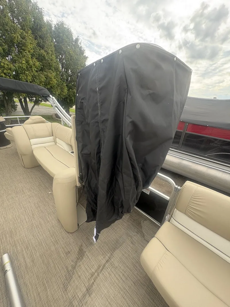 Slide: The Image of SunChaser Classic Fish 8522 DLX 2017 - 26