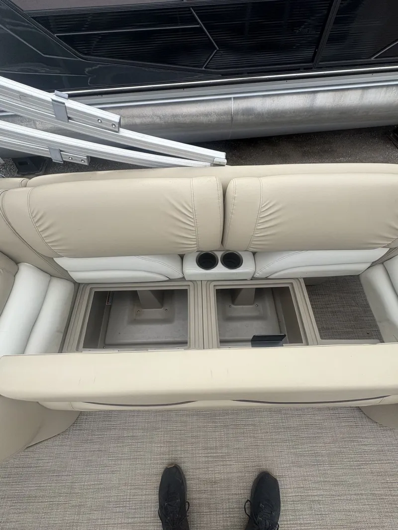 Slide: The Image of SunChaser Classic Fish 8522 DLX 2017 - 27