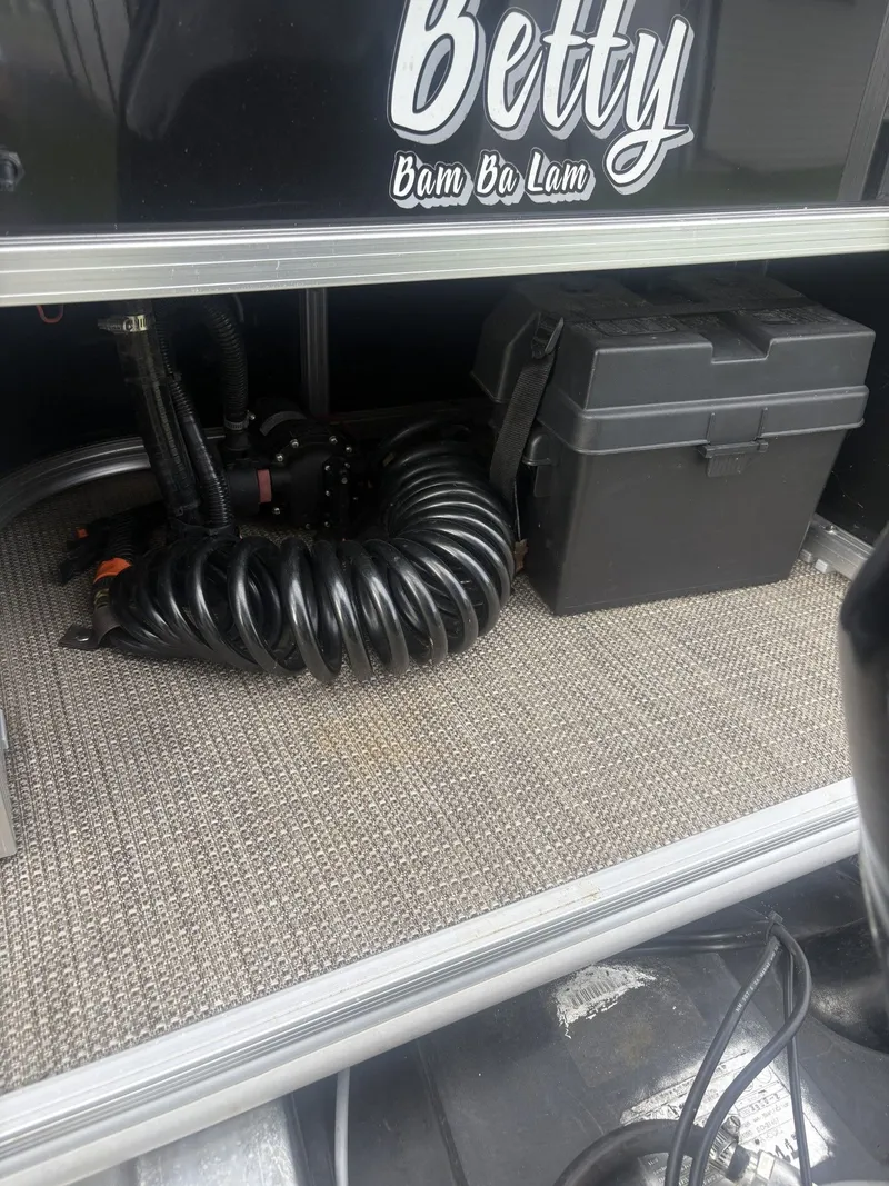 Slide: The Image of SunChaser Classic Fish 8522 DLX 2017 - 28