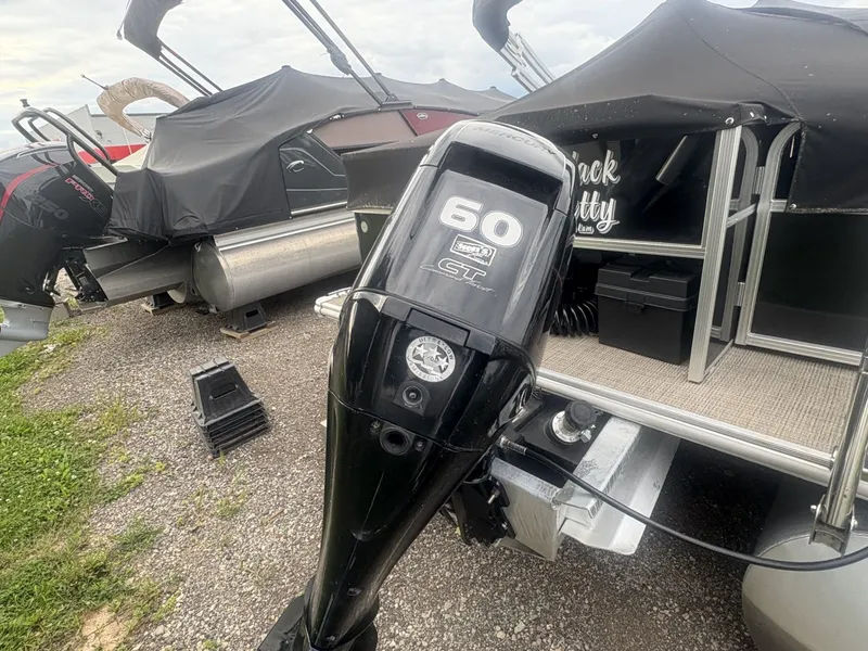 Slide: The Image of SunChaser Classic Fish 8522 DLX 2017 - 5