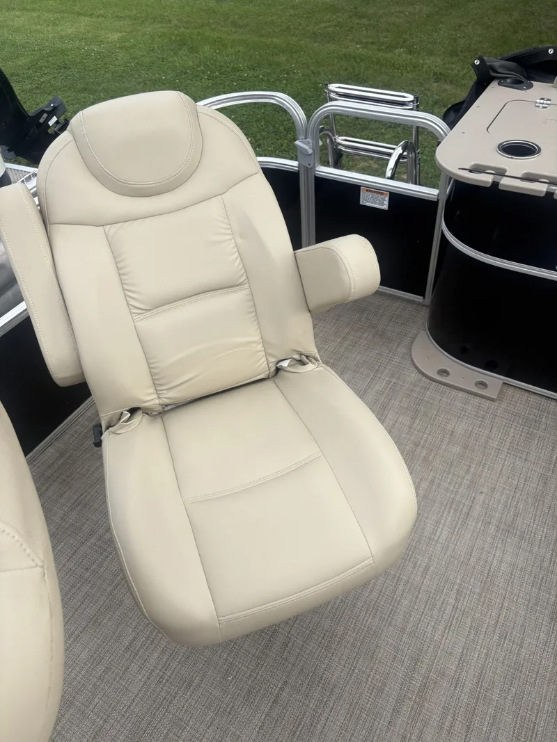 Slide: The Image of SunChaser Classic Fish 8522 DLX 2017 - 7