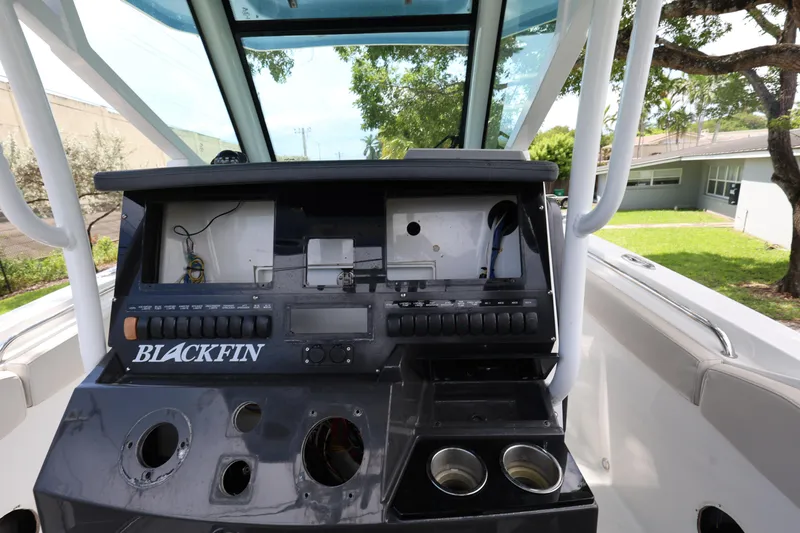 Slide: The Image of 2021 Blackfin 272 CC boat console with controls and cup holders. - 13