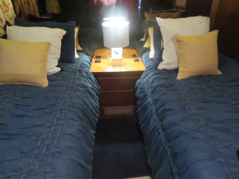 Slide: The Image of Twin beds with blue bedding in 1986 Hatteras 58 Motor Yacht cabin. - 33