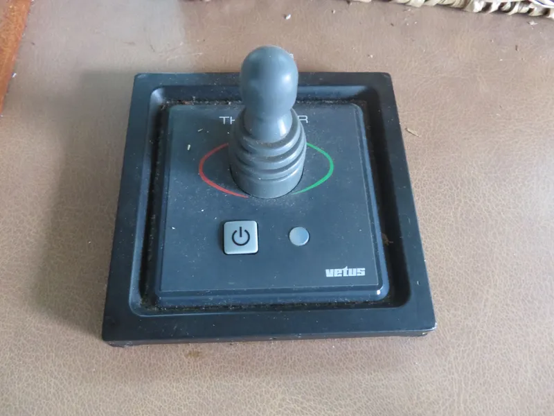 Slide: The Image of Joystick control panel on 1986 Hatteras 58 Motor Yacht, featuring Vetus branding. - 44