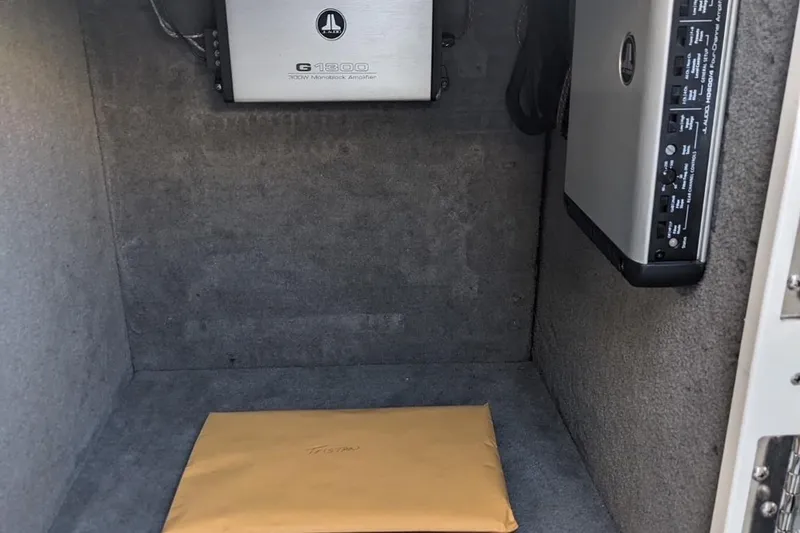 Slide: The Image of 2007 Sunsation 32 Dominator interior with JL Audio amplifier and envelope. - 8