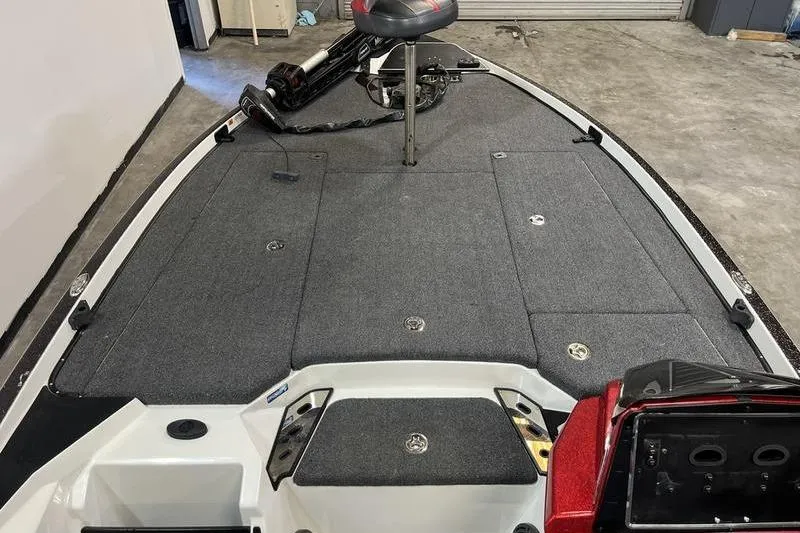 Slide: The Image of 2022 Ranger Z520R boat interior with gray carpet and seating. - 16