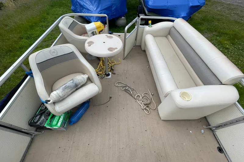 Slide: The Image of Interior of a 1999 Harris Super Sunliner 240 pontoon boat with seating and accessories. - 6