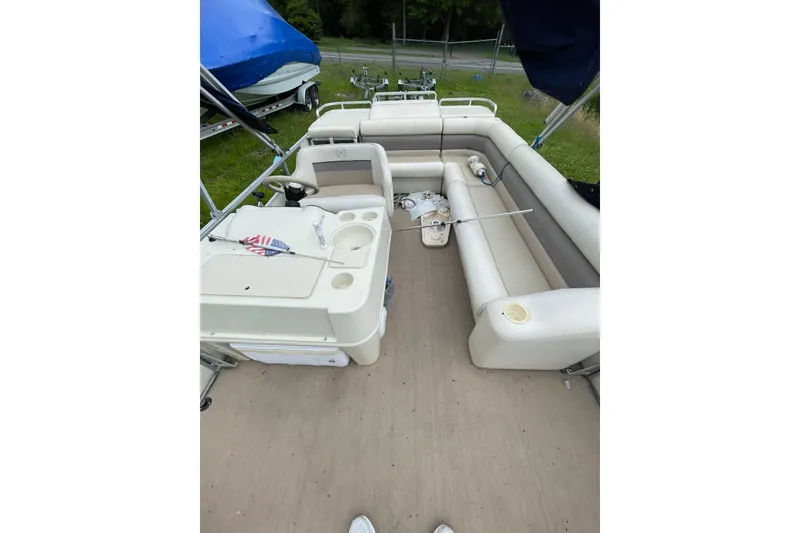 Slide: The Image of 1999 Harris Super Sunliner 240 pontoon boat interior with seating and console. - 8