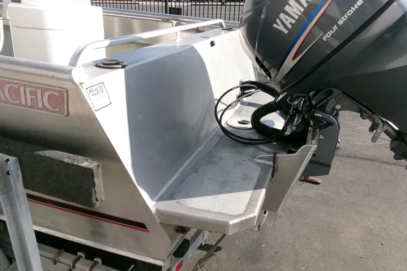 Slide: The Image of 2003 Pacific Boats 2025 V with Yamaha four-stroke outboard motor, rear view. - 16