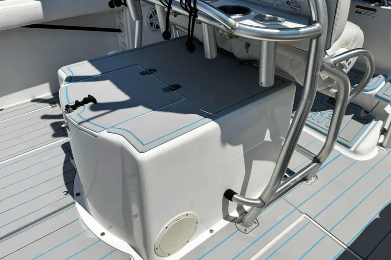 Slide: The Image of 2005 Wellcraft 32 CCF boat interior with seating and storage area. - 51