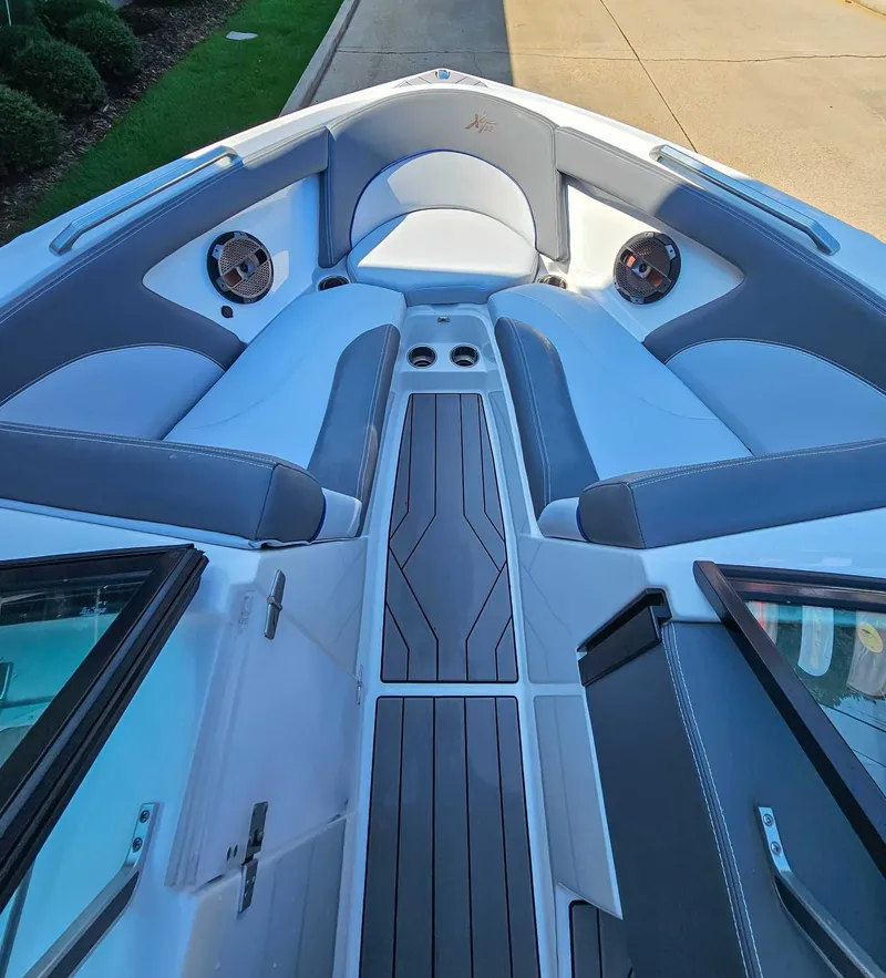 Slide: The Image of MasterCraft XT23 2019 - 10