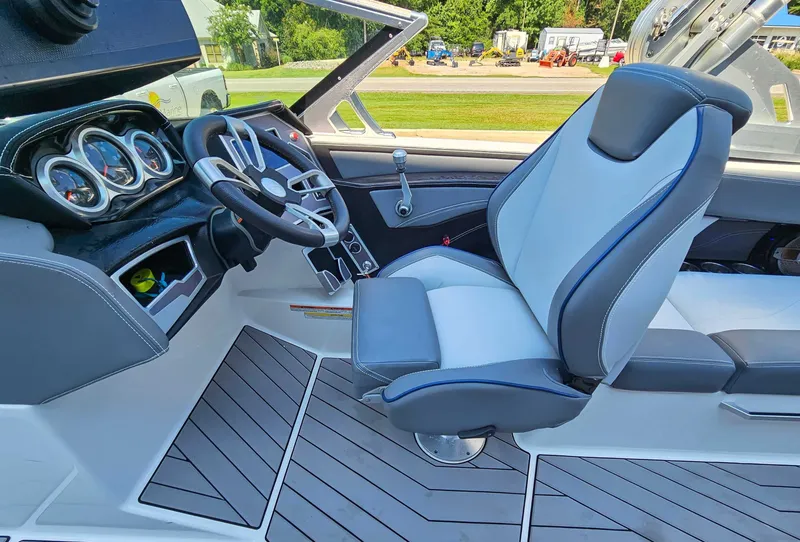 Slide: The Image of MasterCraft XT23 2019 - 12