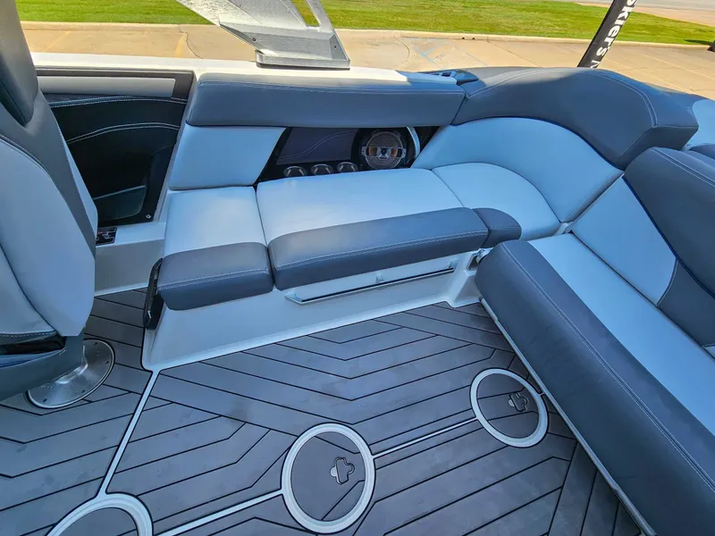 Slide: The Image of MasterCraft XT23 2019 - 14