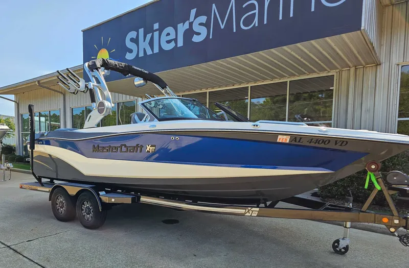 Slide: The Image of MasterCraft XT23 2019 - 3