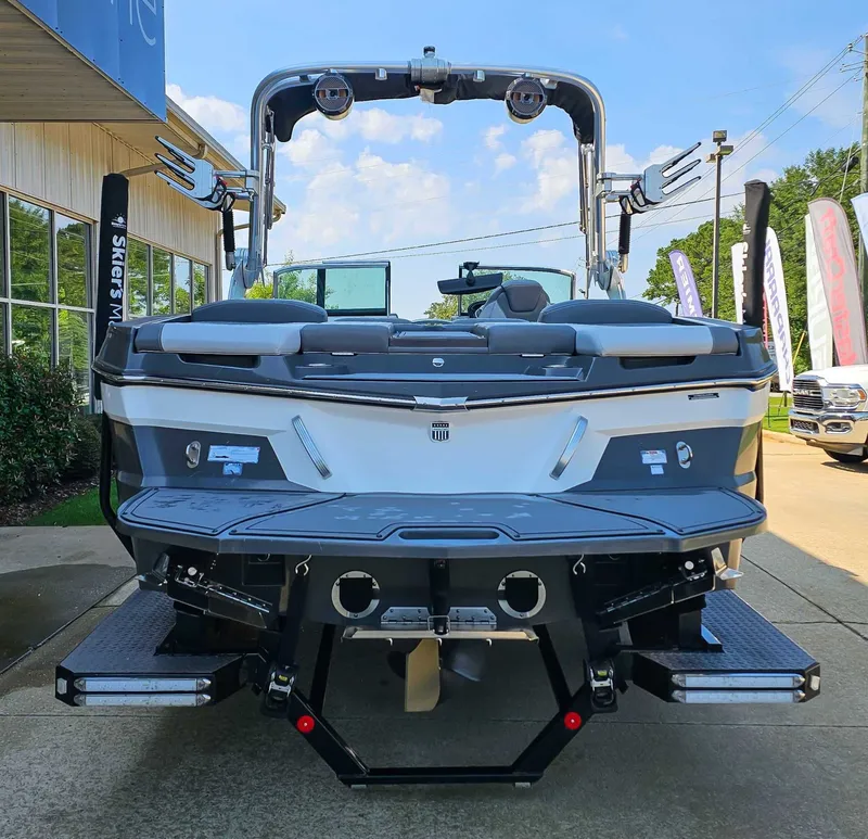 Slide: The Image of MasterCraft XT23 2019 - 7