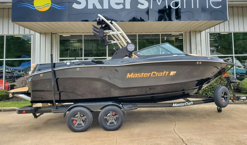 The Image of 2023 MasterCraft XT22 T boat at Skier's Marine. - 1