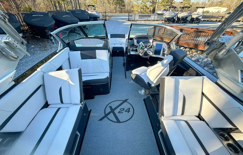 Slide: The Image of MasterCraft X24 2019 - 10