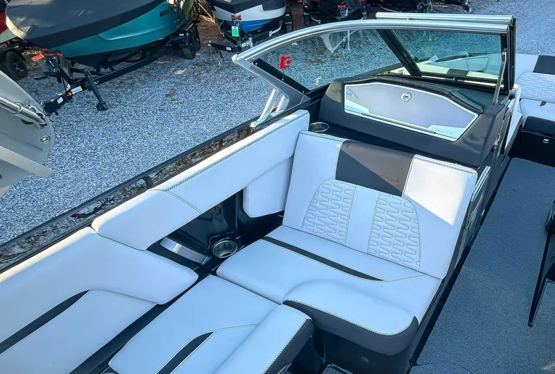 Slide: The Image of MasterCraft X24 2019 - 13