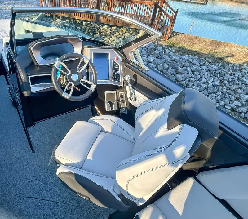 Slide: The Image of MasterCraft X24 2019 - 14