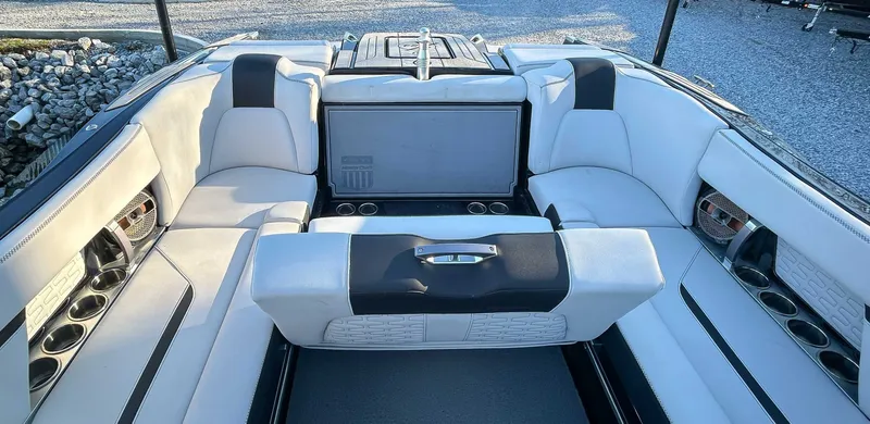 Slide: The Image of MasterCraft X24 2019 - 16
