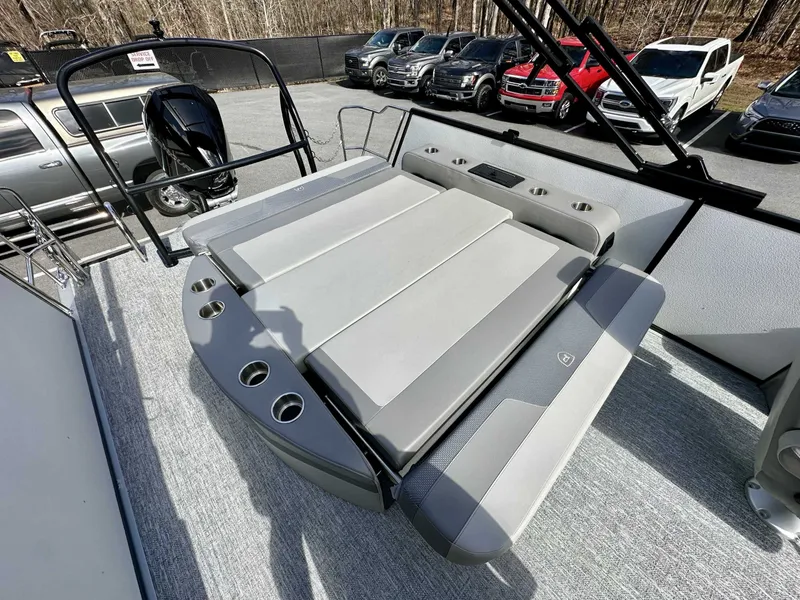 Slide: The Image of Premier 250 Solaris RL 2024 - 14