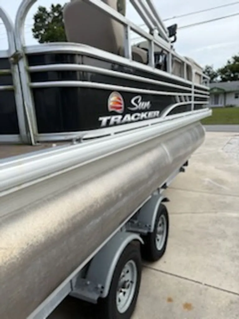 The Image of Sun Tracker Fishin Barge 2021 - 0